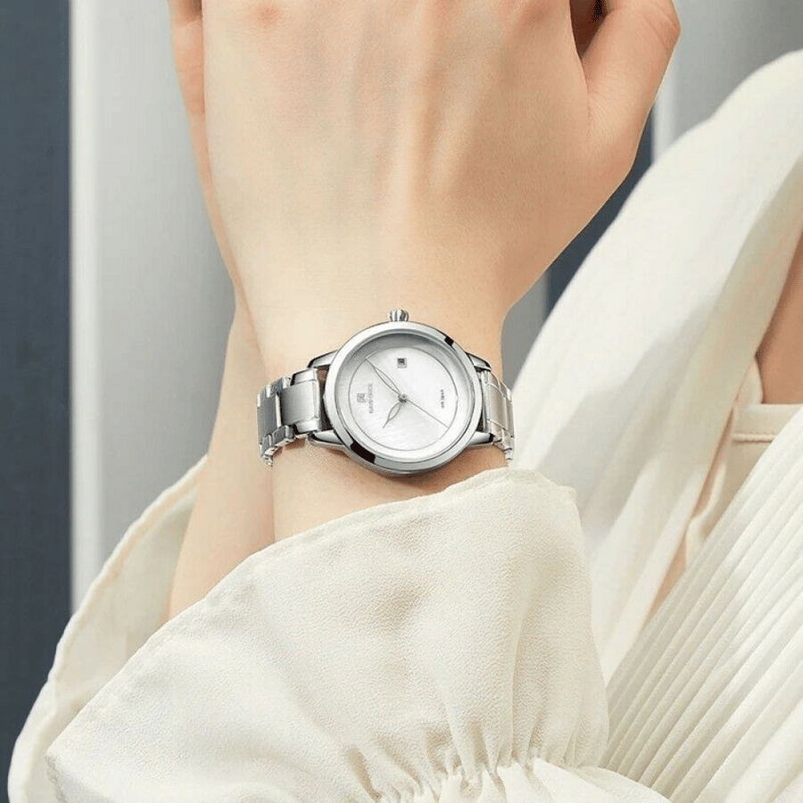 ماركه NAVIFORCE نسائي فضي ميناء صدف