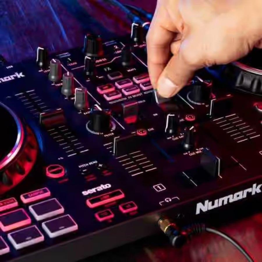 Numark Mixtrack Pro  وحدة تحكم DJ احترافية ثنائية القنوات مع مؤثرات FX ودعم Serato DJ Lite