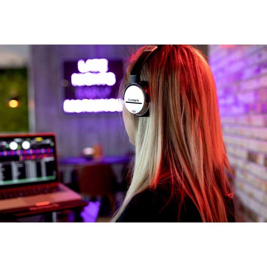 Numark HF125 سماعات راس DJ يتميز التصميم بإمكانية ضبط وضعية أكواب فوق الأذن بدرايفرات 40 مم