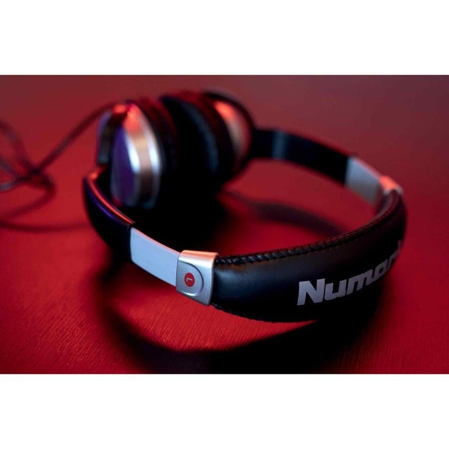 Numark HF125 سماعات راس DJ يتميز التصميم بإمكانية ضبط وضعية أكواب فوق الأذن بدرايفرات 40 مم