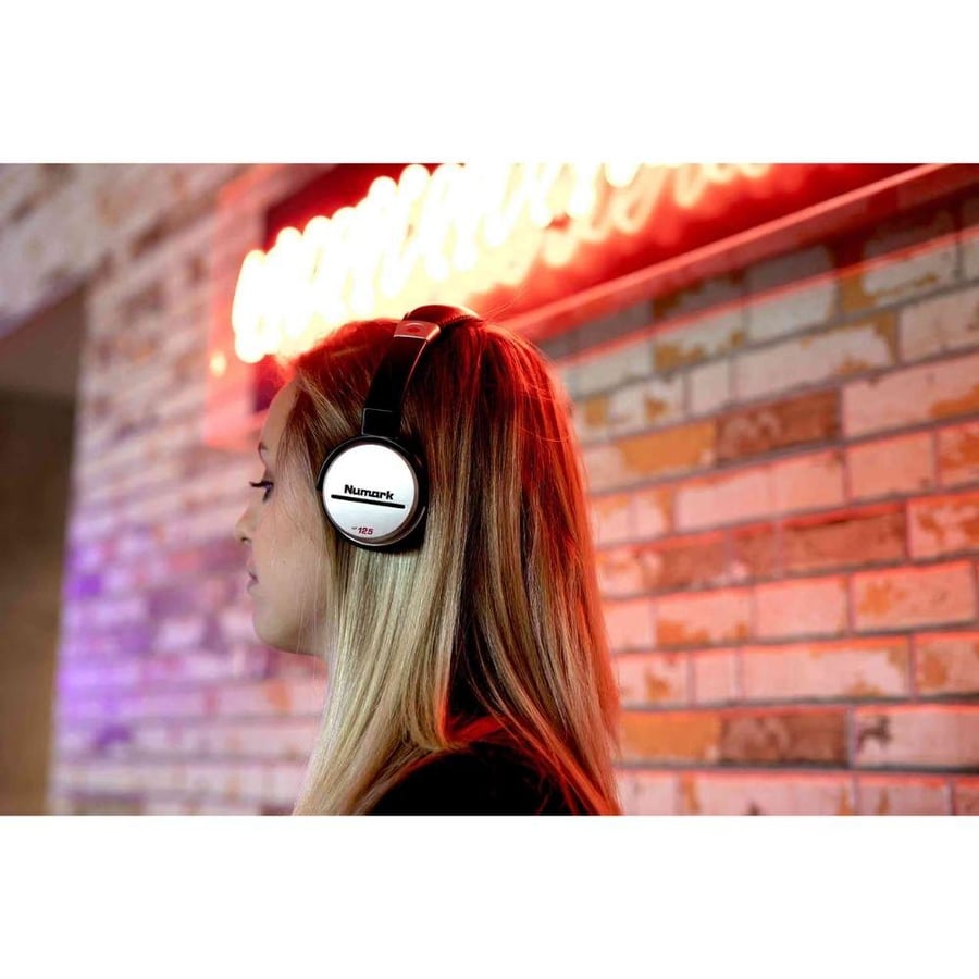 Numark HF125 سماعات راس DJ يتميز التصميم بإمكانية ضبط وضعية أكواب فوق الأذن بدرايفرات 40 مم