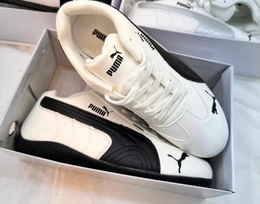 حذاء PUMA أبيض بخط اسود بتصميم رياضي بسيط - الخطوة الأنيقة