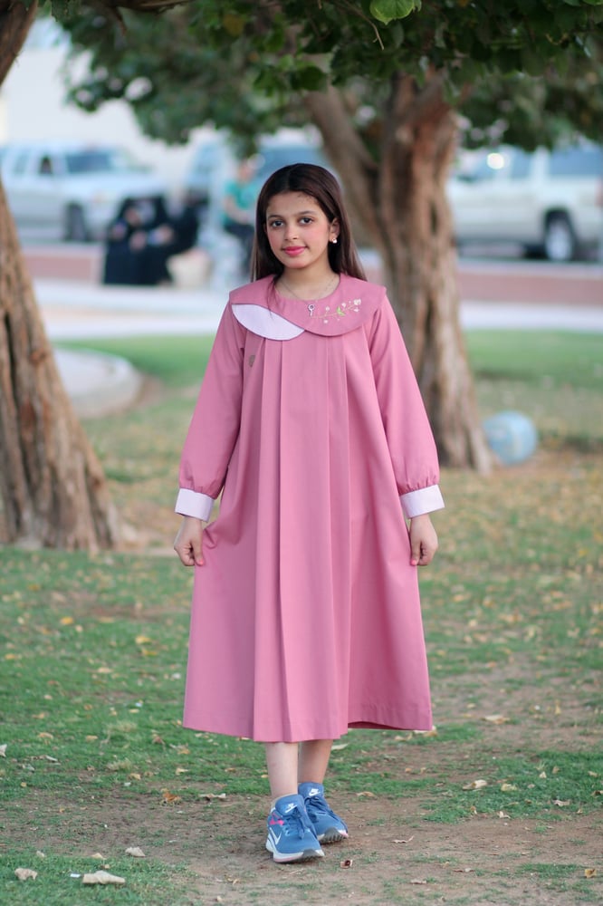 مريول وردي ابتدائي فيه تطريز ورده   ميدي يقل 4 انش