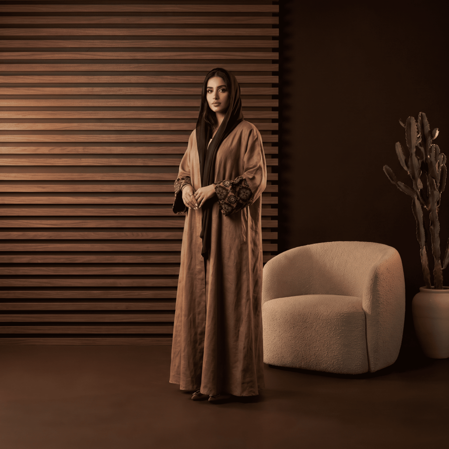 عباية نسائية بنية بتصميم بوهيمي أنيق