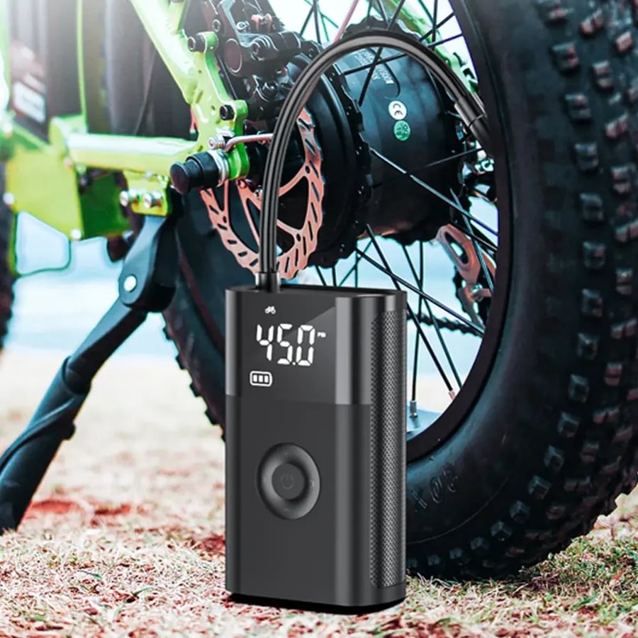 منفاخ إطارات رقمي محمول مع ضوء LED وشحن USB-C