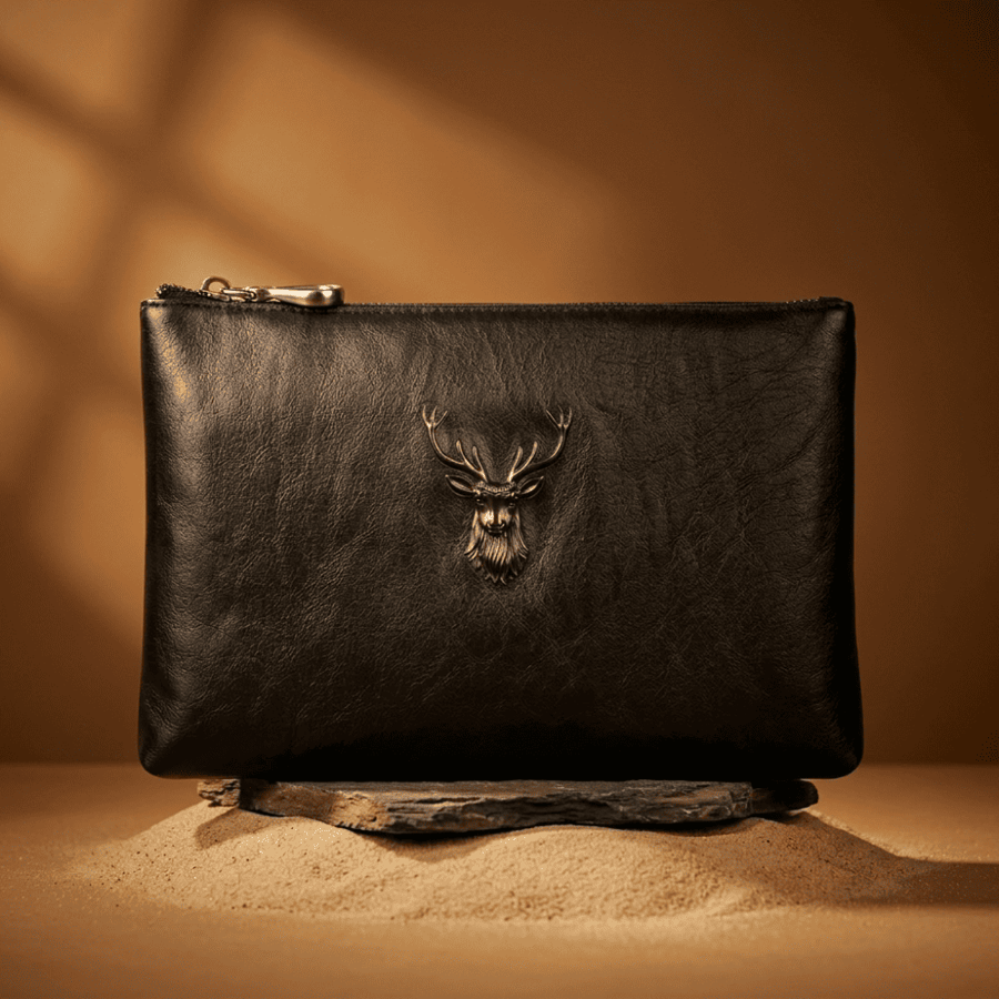 The Royal Deer bag, crafted from genuine leather, embodies the authenticity of the leather with the spirit of the wild; a piece that carries the majesty of nature and the luxury of its details.