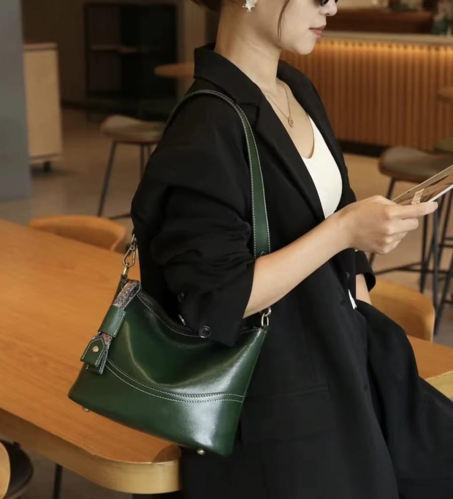 حقيبة نسائية , من الجلد الطبيعي , شعار (KENAN LEATHER) من الخارج , عملية , لون اخضر عسكري