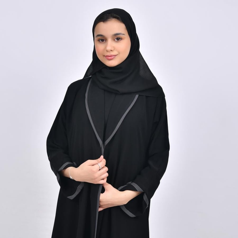 عباية بناتيه سوداء بحواف رمادية لف موديل بليزر بأكمام مفتوحة مزينة بأزرار