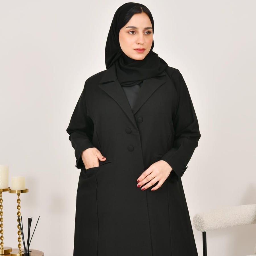 بليزر لف باللون الاسود بقصة ربع كلوش مع جيوب امامية