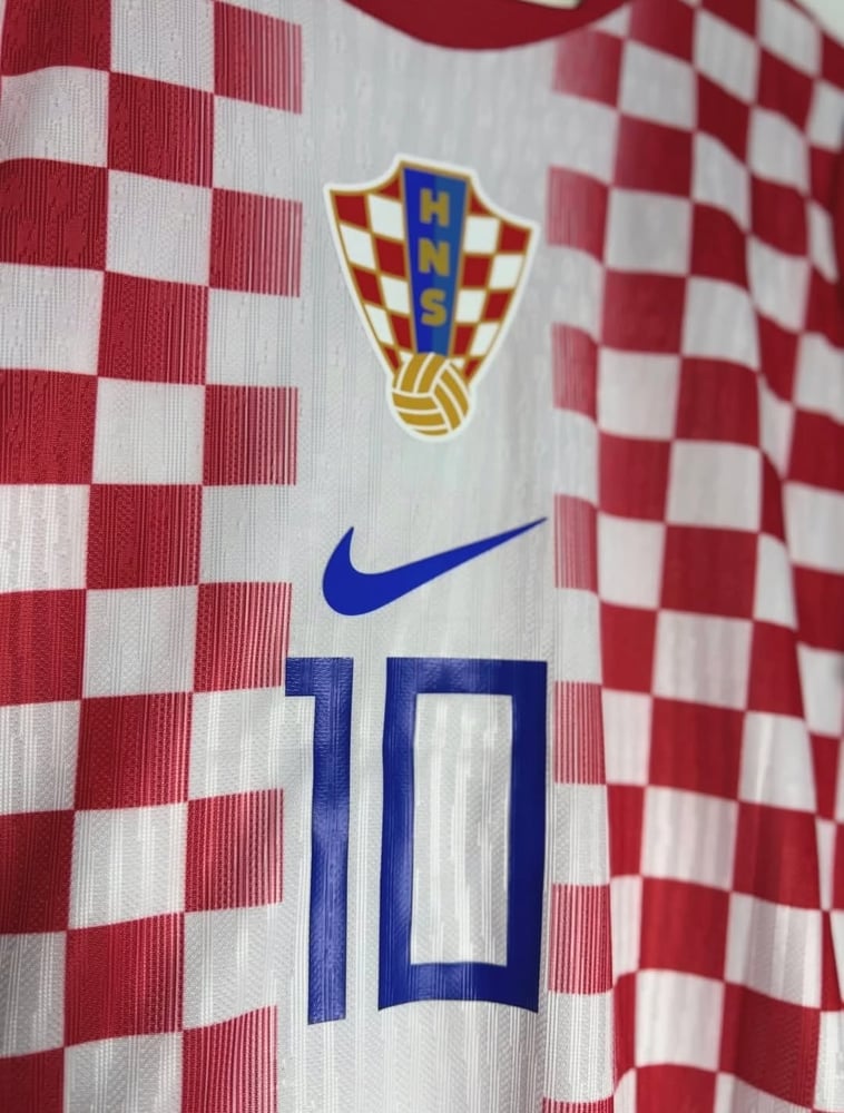 # تيشيرت منتخب كرواتيا لكأس العالم 2026 نسخة اللاعبين | ارتدِ شغف المونديال بجودة الأبطال مع خدمة الطباعة