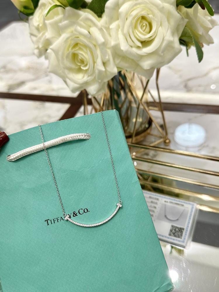 ( الوان متعدده ) Tiffany & Co - Tiffany T Smile Pendant
