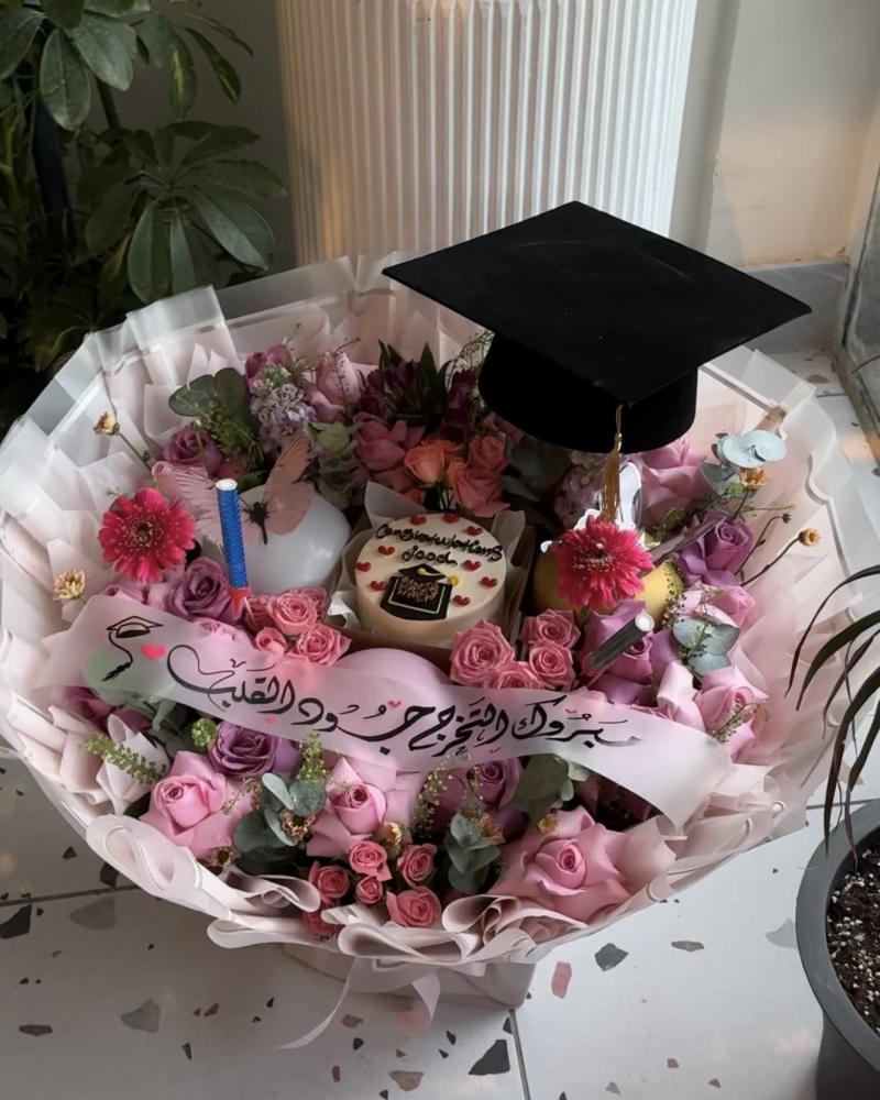 باقة الخريجات + كيك