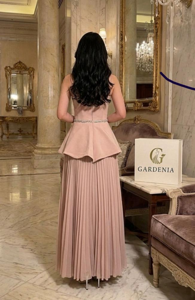 فستان سهرة زهري بتفاصيل "البليسيه" والكريستال