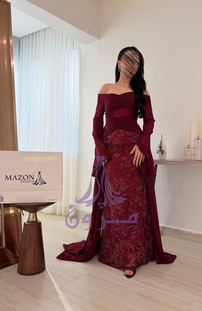 فستان عنابي داكن (بورجوندي) بذيل منسدل