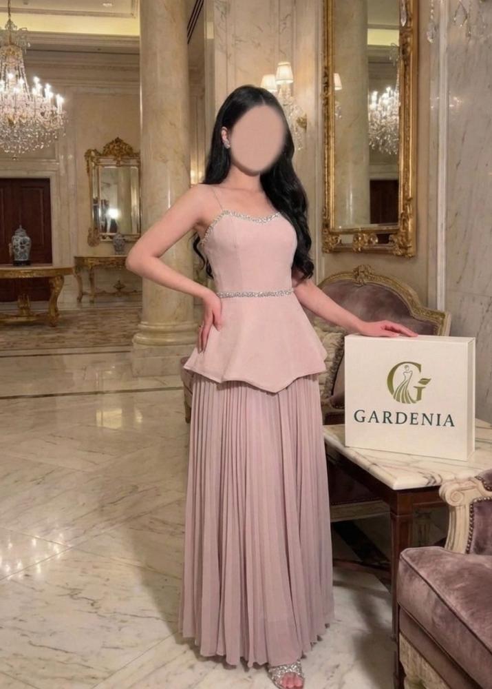 فستان سهرة زهري بتفاصيل "البليسيه" والكريستال