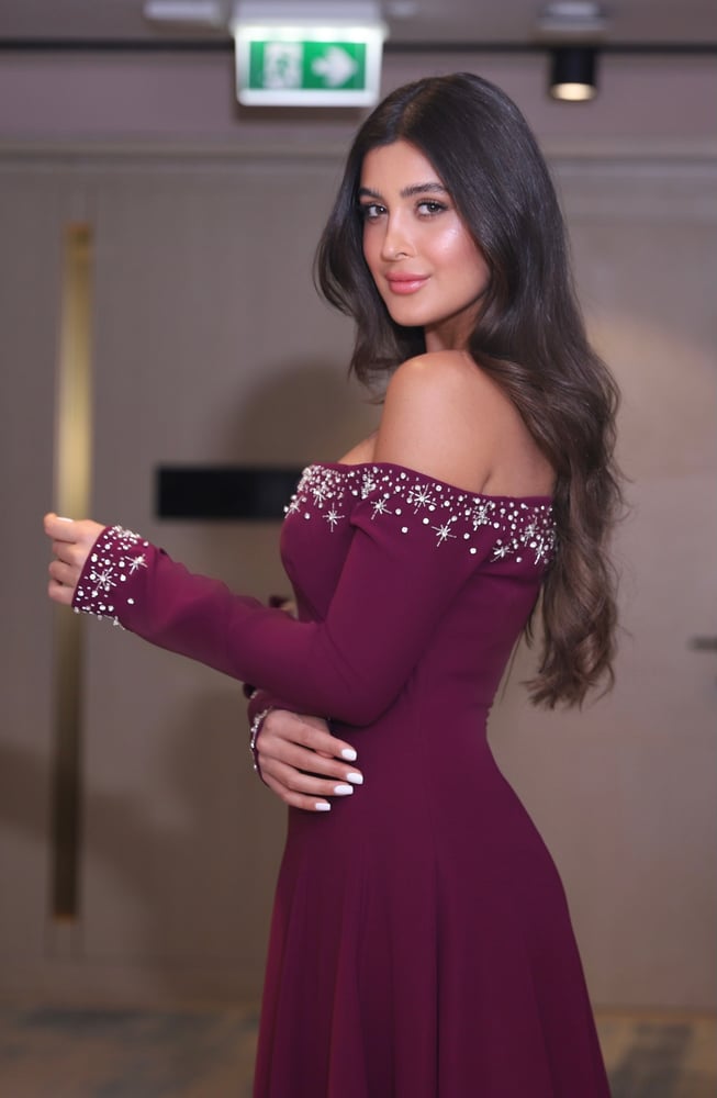 فستان سهرة كريب مشغول يدويًا مع إمكانية تستير الأكتاف – موف بنفسجي | B2502