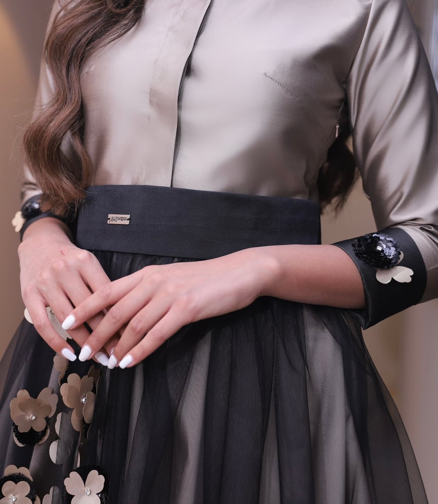 فستان سهرة تل أسود بفراشات وكريستال وترتر – بيج | B2505