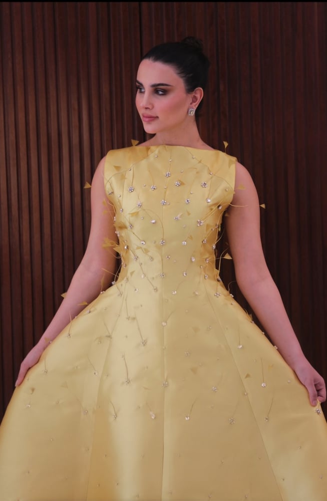 فستان سهرة تفتة ميكادو بالريش والكريستال – أصفر | B2302