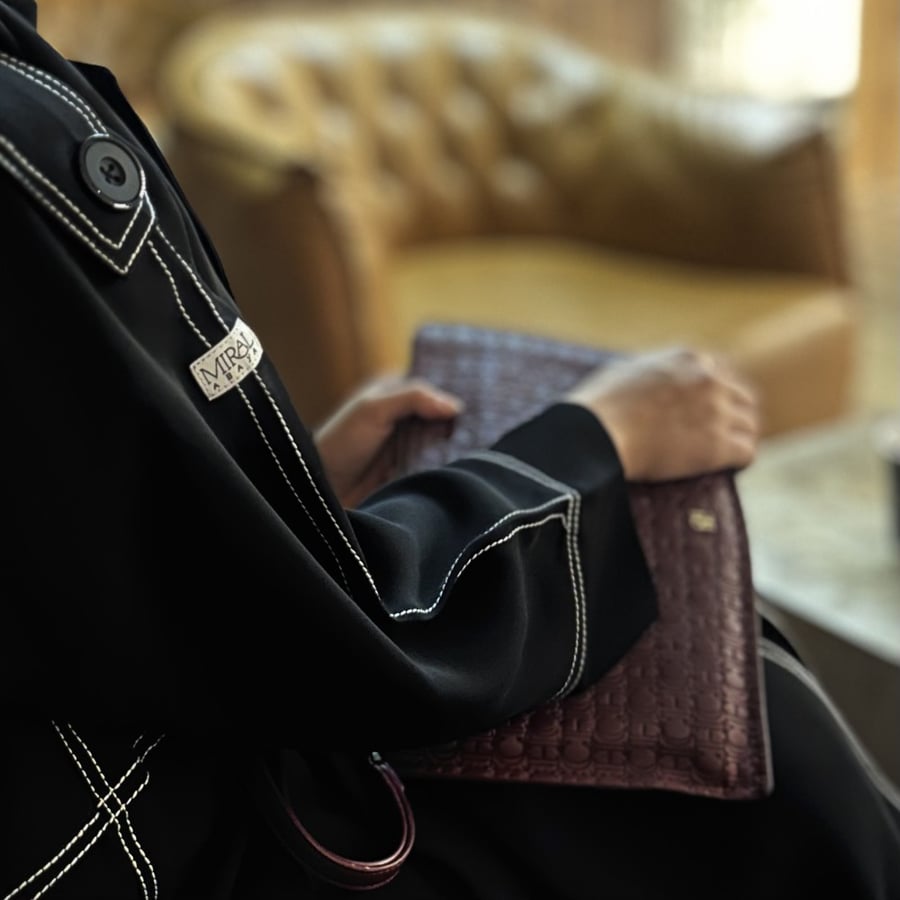 عباية سوداء مطرزه باللون الأبيض