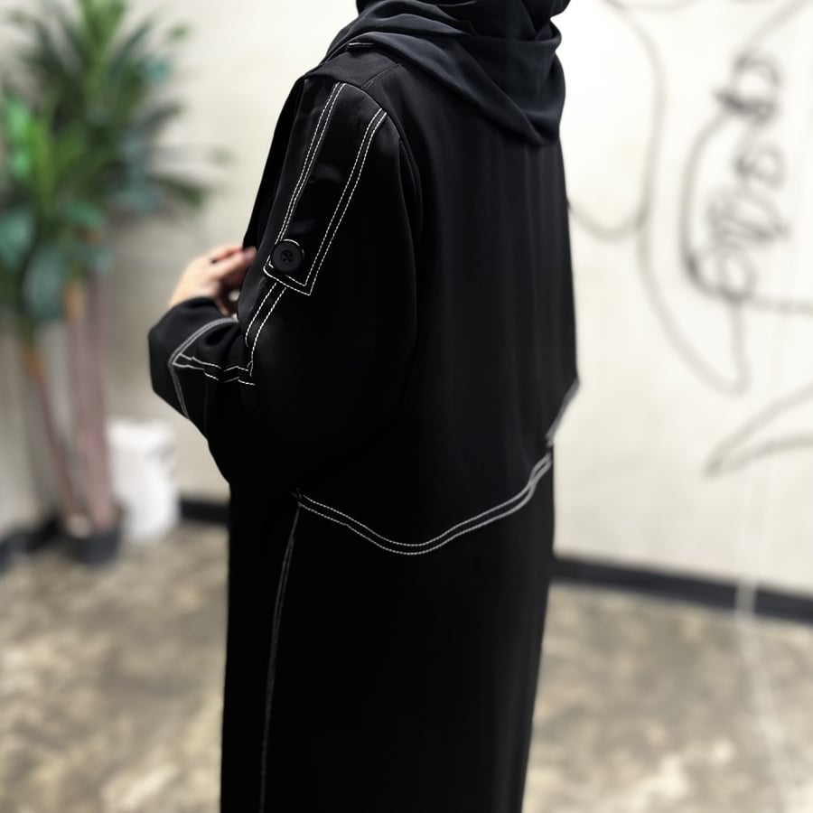 عباية سوداء مطرزه باللون الأبيض