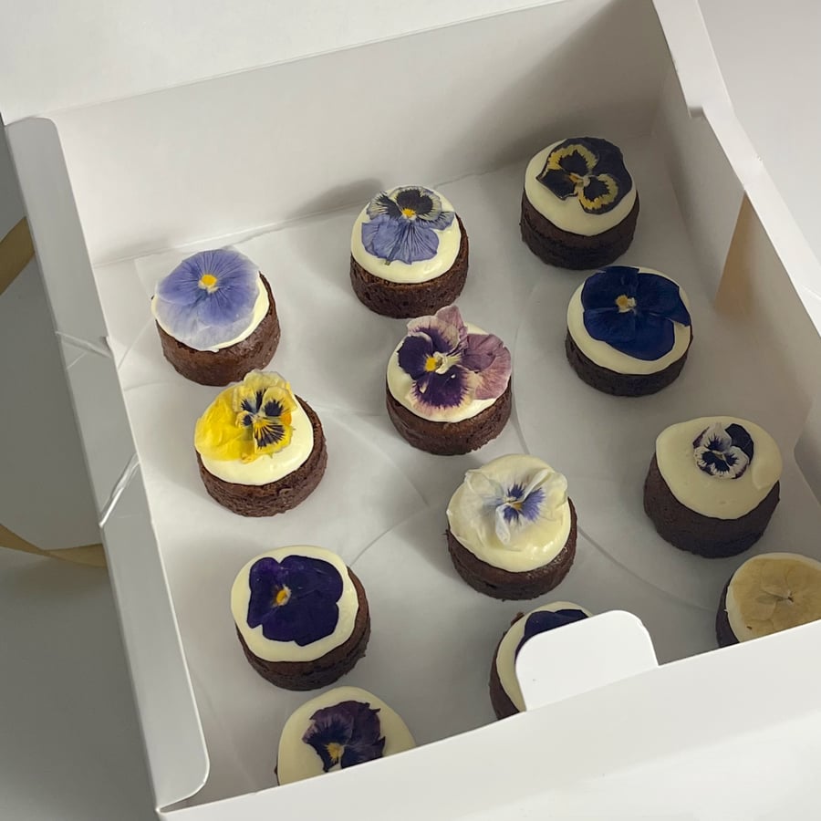 Box of 12 Mini Cakes