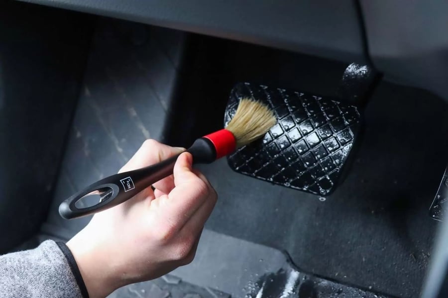 INTERIOR BRUSH RED