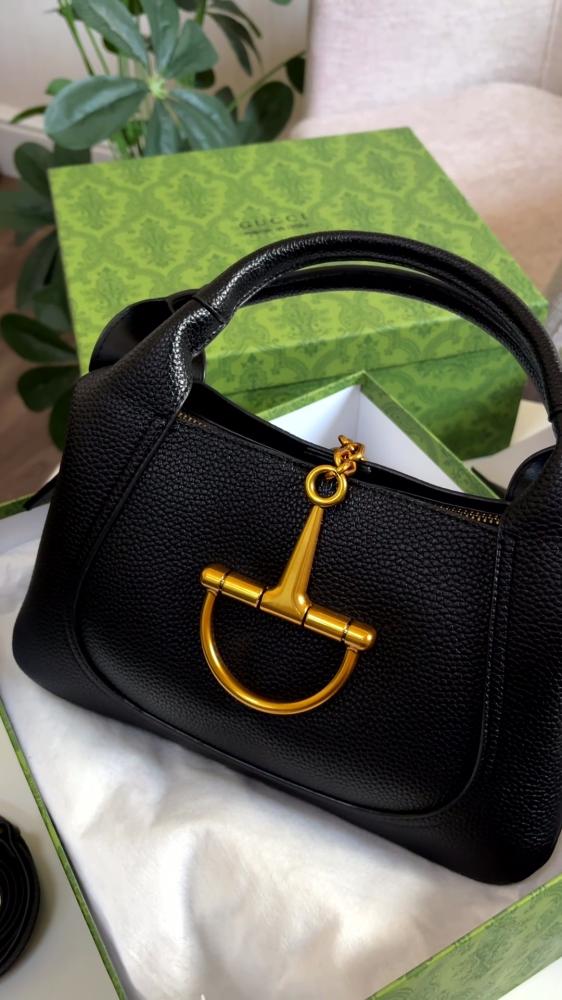 حقيبة يد سوداء بمقبض علوي وحمالة طويلة