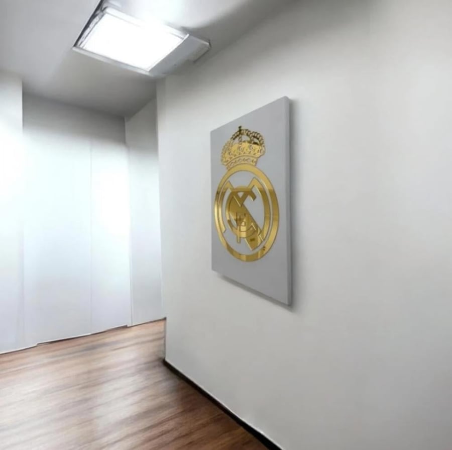 لوحة جدارية فاخرة بشعار نادي ريال مدريد الأسباني