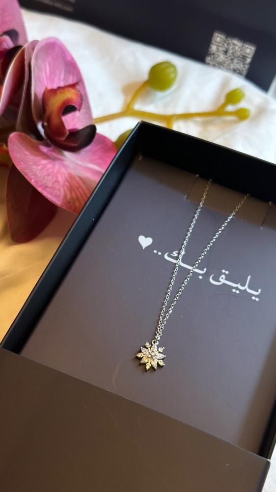 سلسال ندفة ثلج مرصعة بفصوص لامعة