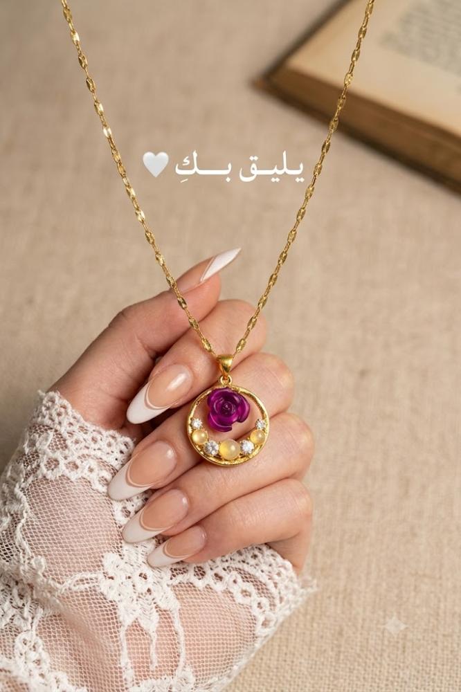 سلسال وردة أرجوانية بدلاية ذهبية دائرية