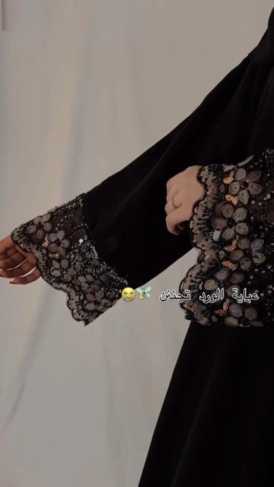 عباية سوداء بتطريز زهور ملون على الأكمام