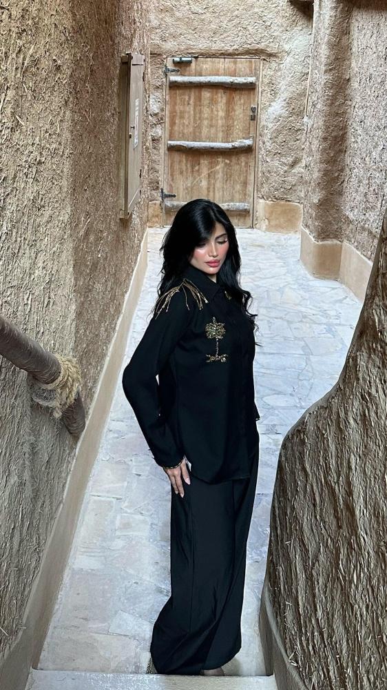 قميص نسائي أسود بتطريز نخلة وزخارف تراثية