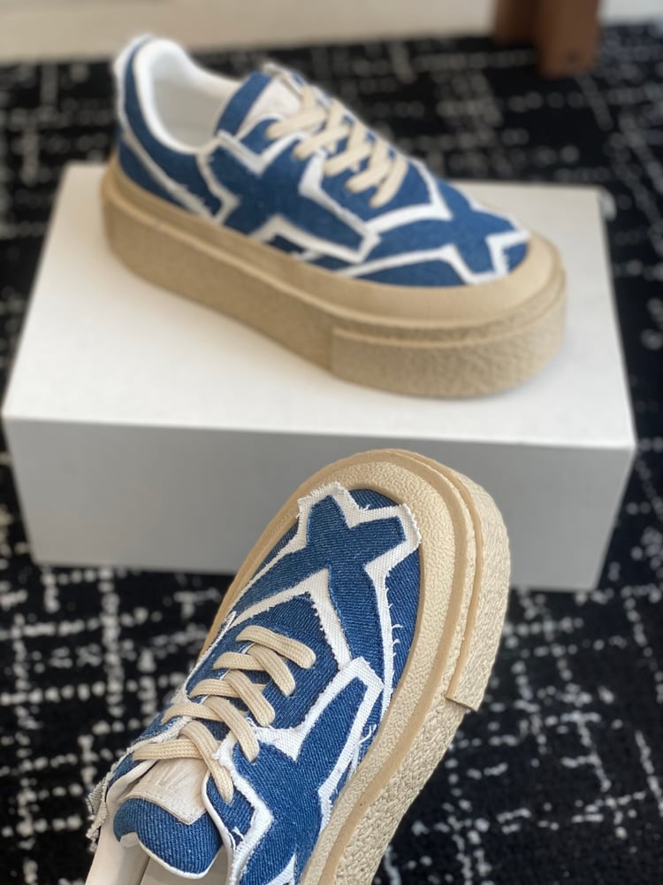 حذاء رياضي Maison Margiela ذو نعل سميك باللون الأزرق