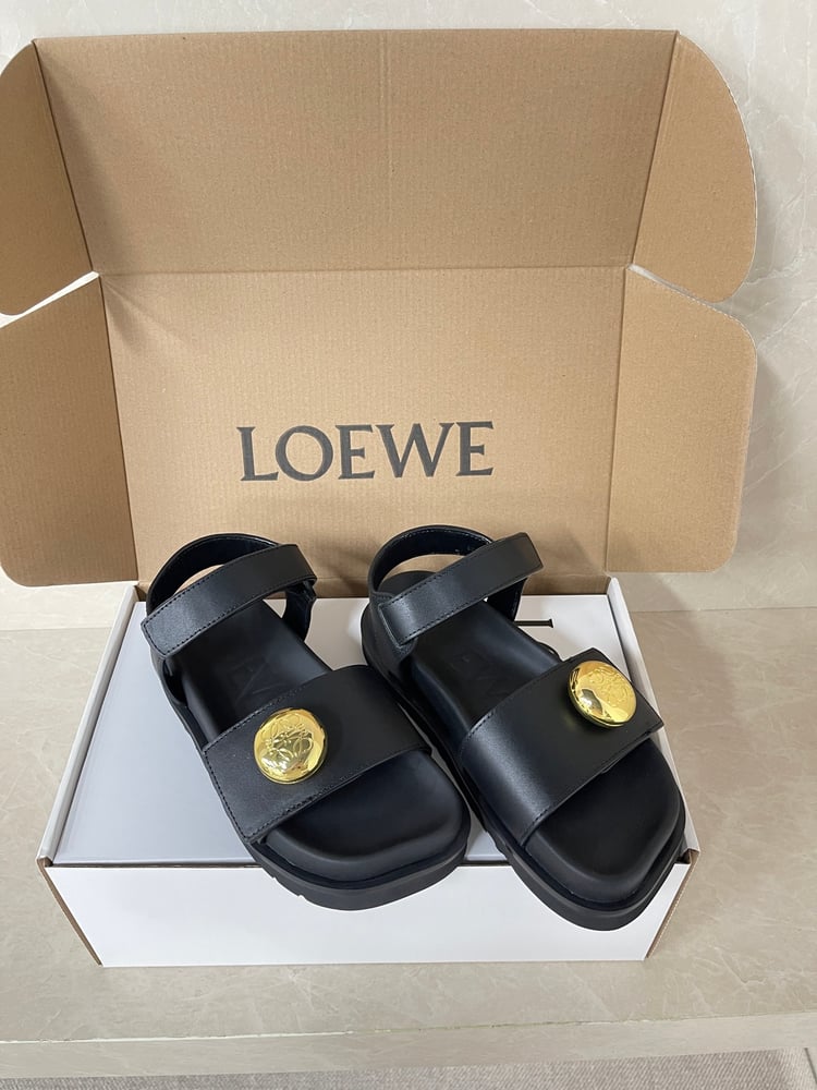 صنادل جديدة بكعب عالي Loewe