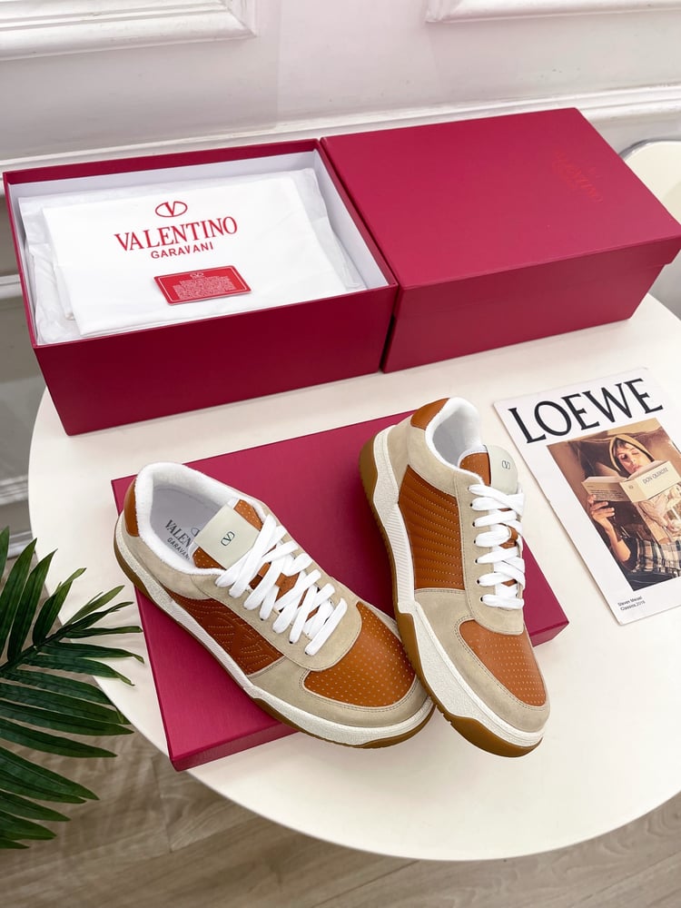 حذاء Valentino Garavani Upvillage Crosta باللون الأبيض/البني