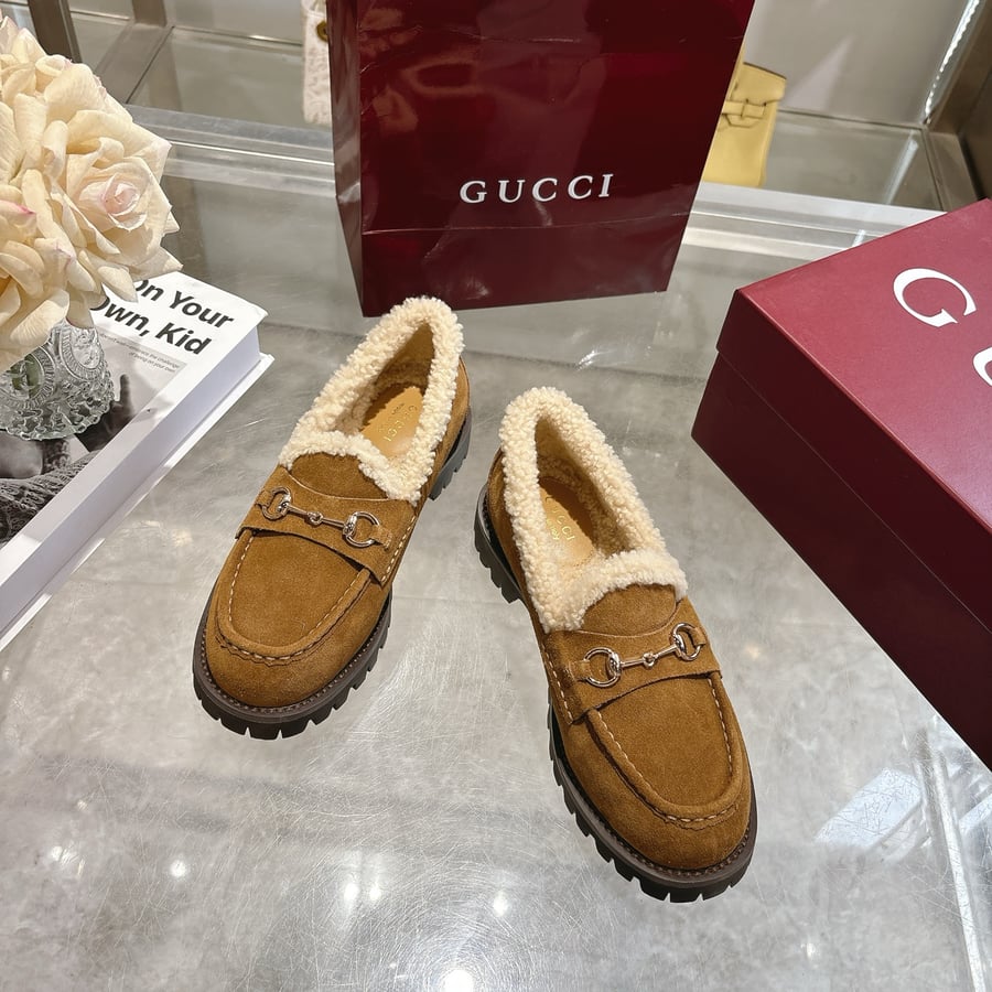 حذاء غوتشي سيلك من جلد الغزال البني مزين بفرو الشيرلينغ