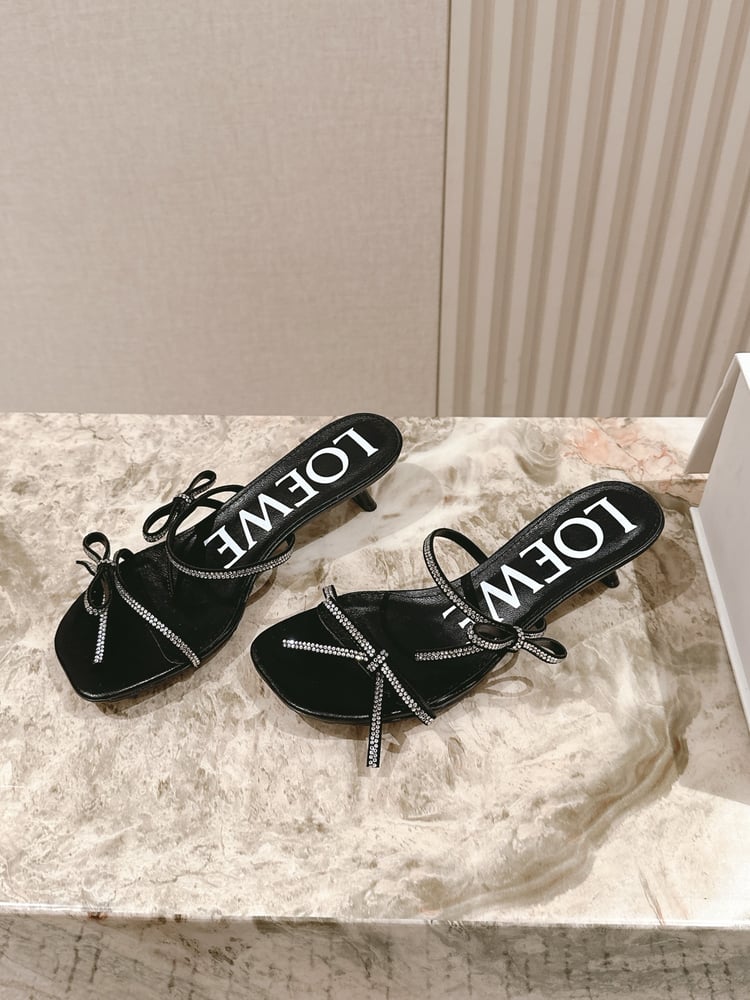 شبشب Loewe Petal Anagram أسود