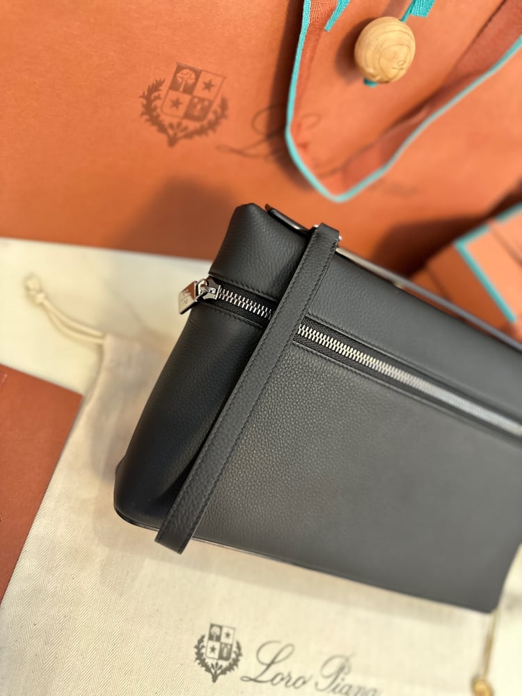 حقيبة لورو بيانا من جلد العجل المحبب بجيب إضافي باللون الأسود