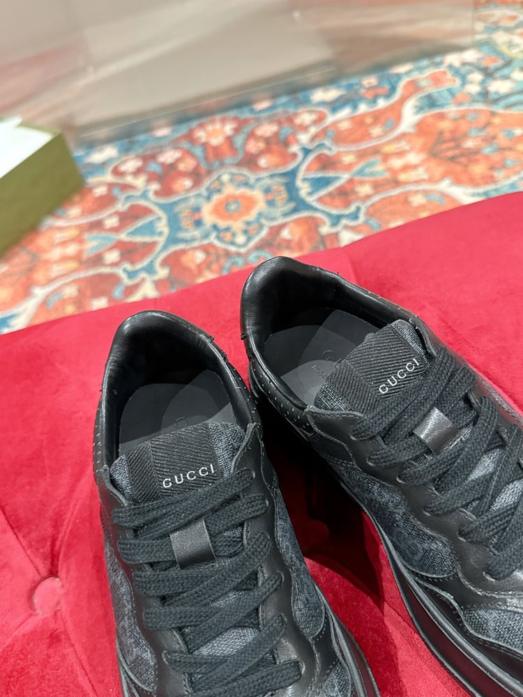 حذاء رياضي من قماش غوتشي GG Supreme باللون الأسود