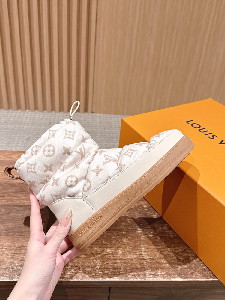 حذاء رياضي أبيض برباط من لويس فويتون طراز LV Cloud، بتصميم بوت للكاحل