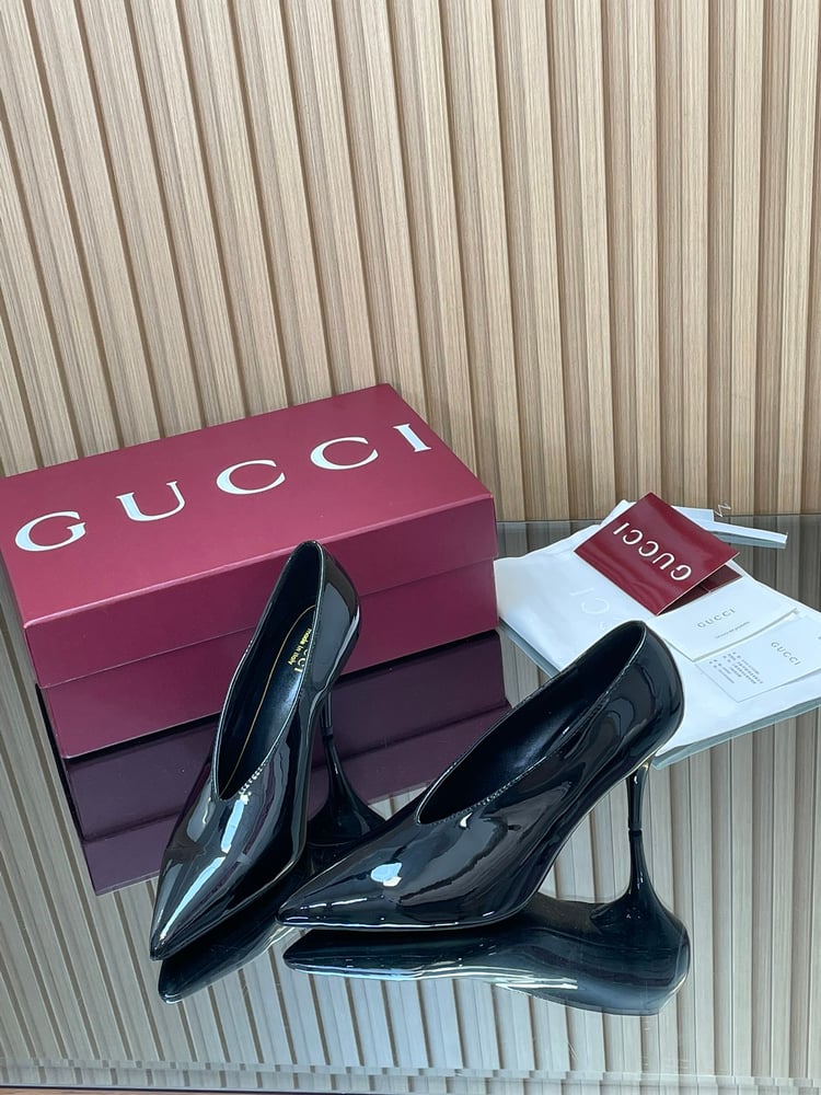 أحذية Gucci ذات الكعب العالي من الجلد اللامع على شكل حرف V بلون اسود