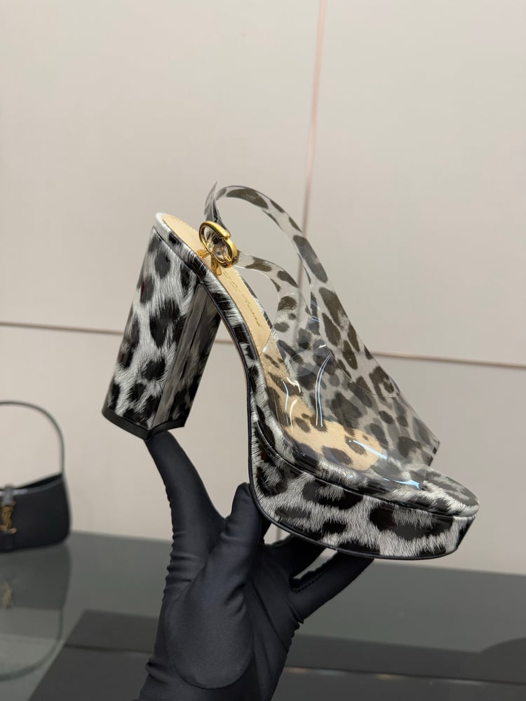 صنادل جديدة من Gianvito Rossi