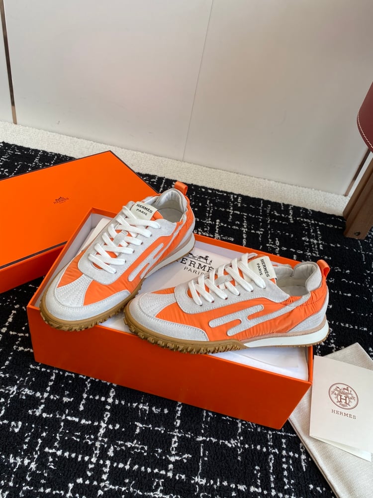 أحذية Jet Series الرياضية المصنوعة من جلد الغزال من Hermes بلون ابيض\برتقالي