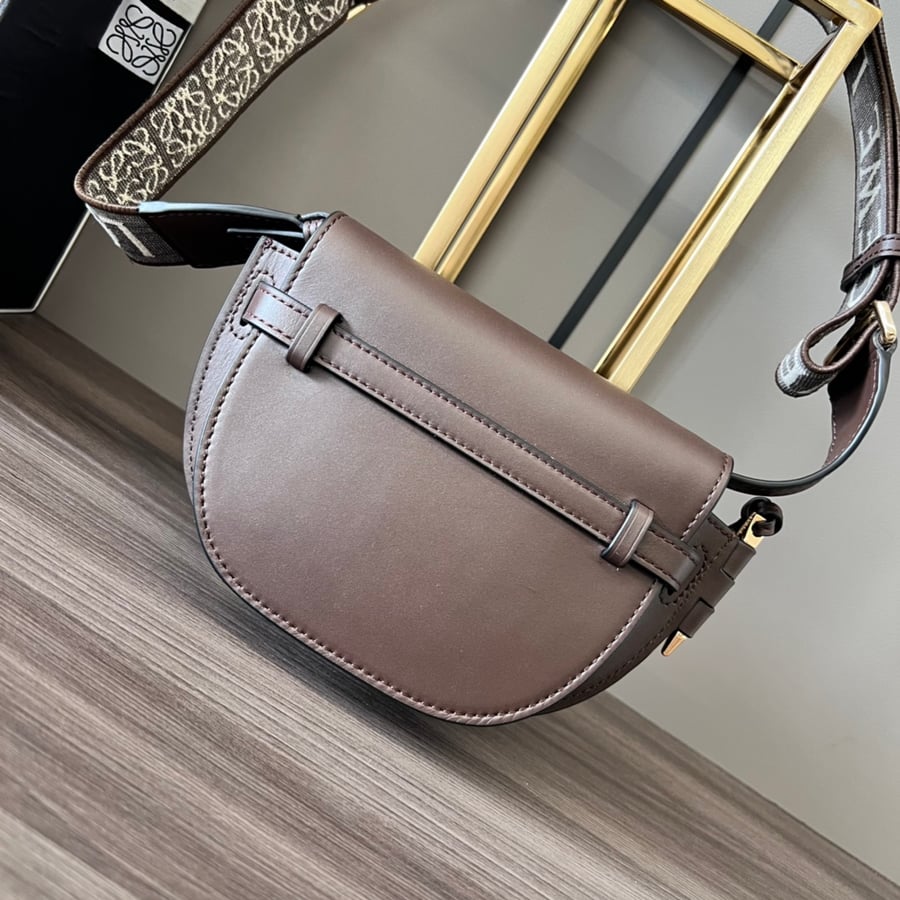 حقيبة mini Gate Dual من جلد البقر الطبيعي المرن بلون شوكولاتة