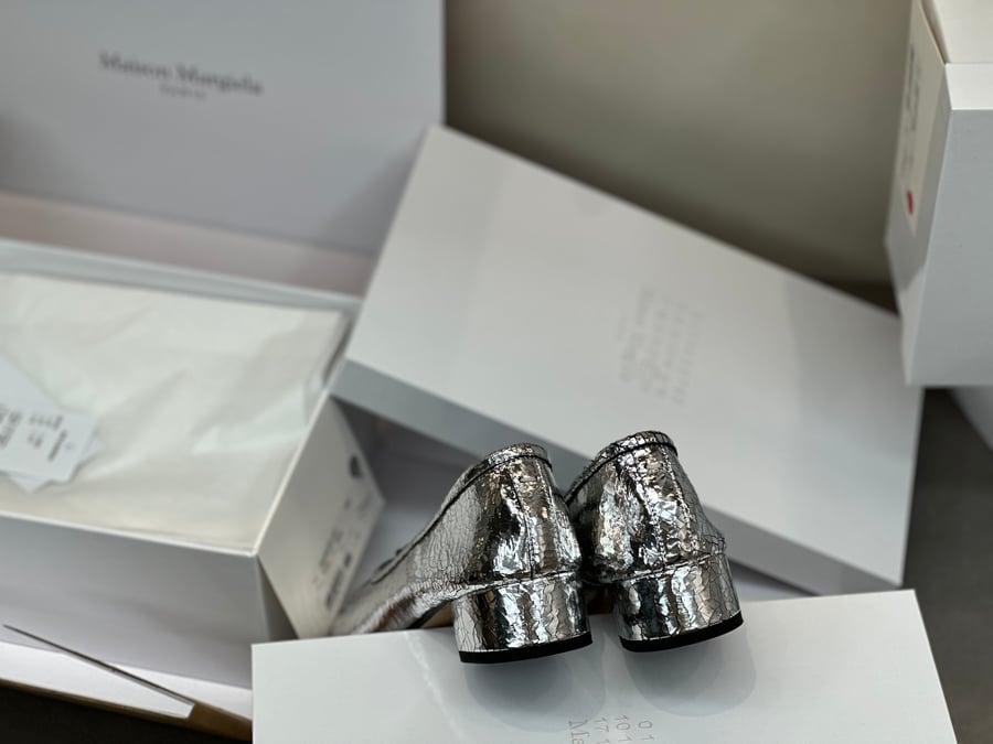 أحذية الباليه المسطحة ذات الكعب المتوسط ​​والمطوية من Maison Margiela بلون فضي