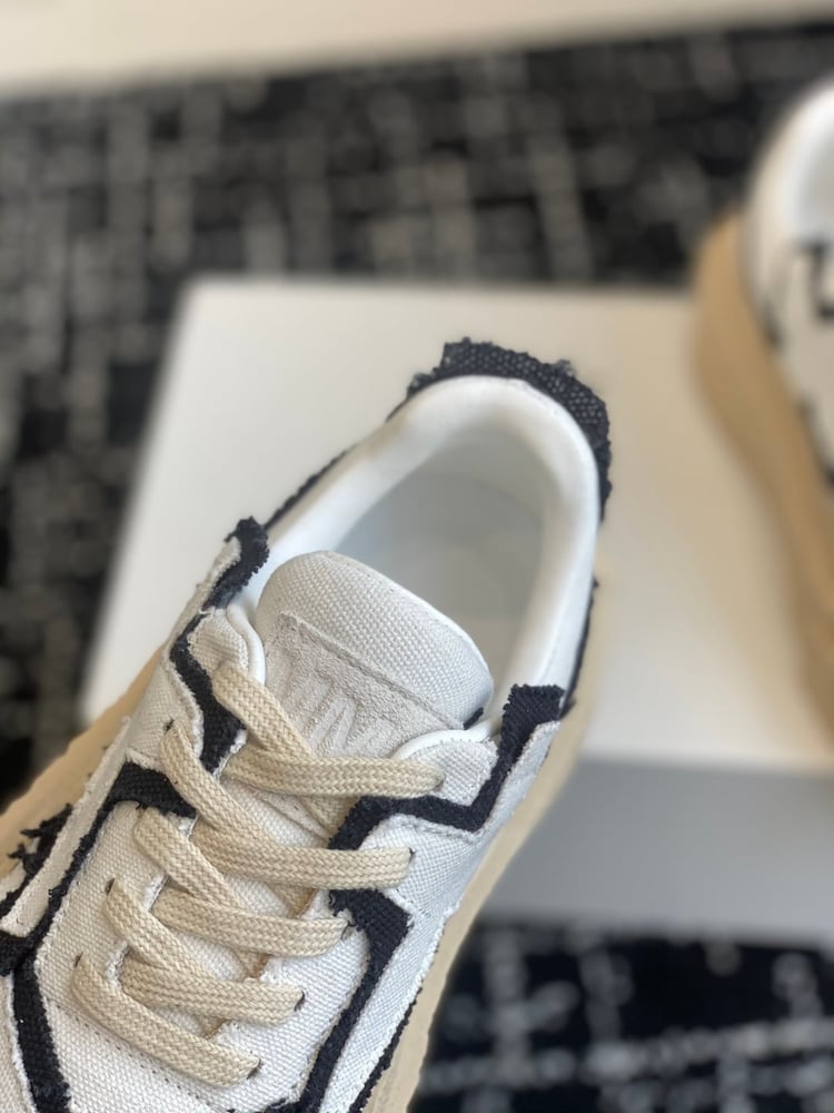 حذاء رياضي Maison Margiela ذو منصة باللونين الأبيض والأسود