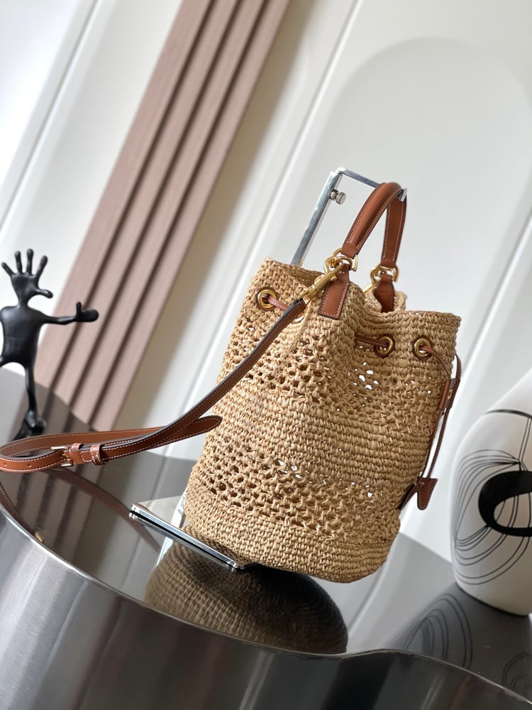 حقيبة سلة كلاسيكية من CELINE CLARA