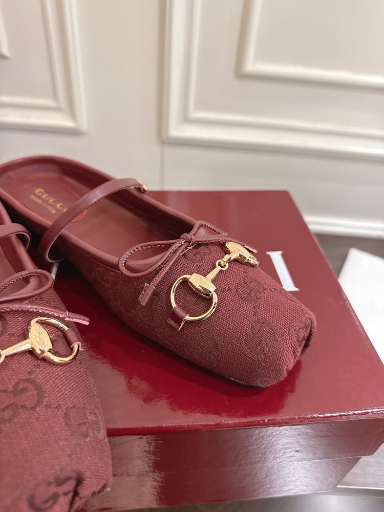 حذاء ميول نسائي من سلسلة Gucci Horsebit بلون عنابي