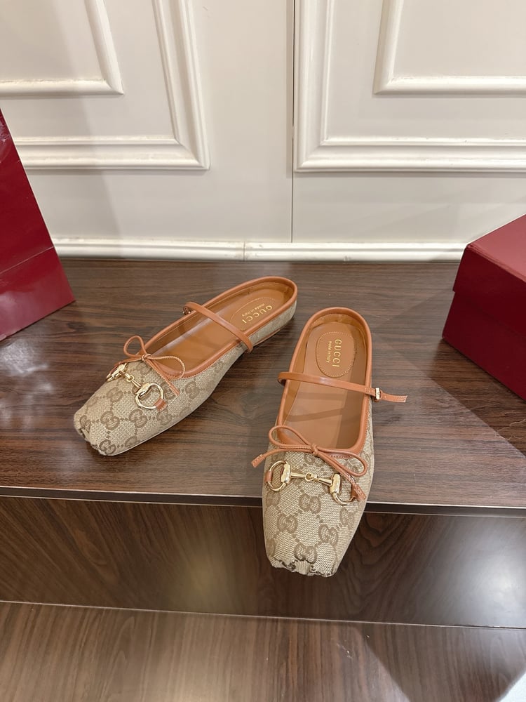 حذاء ميول نسائي من سلسلة Gucci Horsebit بلون بني