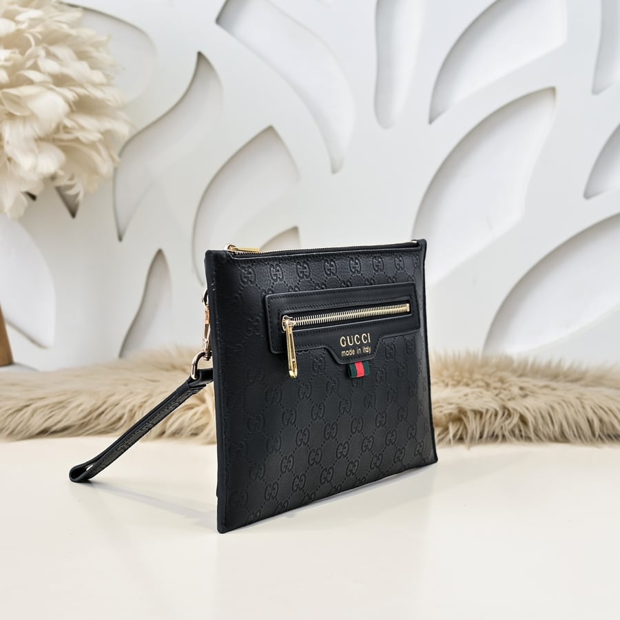 حقيبة كلتش Pouch غوتشي جلدية منقوشة بشعار GG باللون الأسود